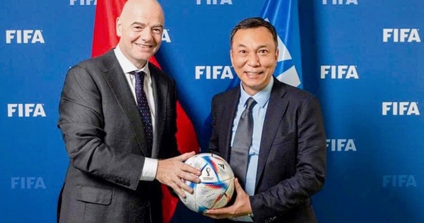 Chủ tịch FIFA Gianni tặng ‘quà’ đặc biệt đến CLB CAHN, ấn tượng sâu sắc với thành tích tuyệt vời