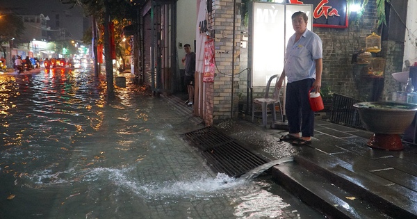 TP.HCM mưa lớn tối cuối tuần: Đường Nguyễn Văn Khối nước tràn vào tầng hầm nhà dân