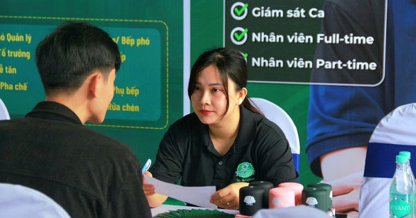 Ra trường chọn việc làm lương cao hay làm đúng ngành?