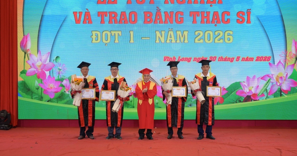Các tân thạc sĩ tặng học bổng cho sinh viên khó khăn học giỏi