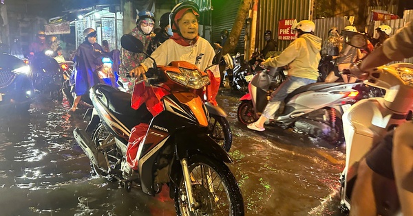 Mưa lớn ở TP.HCM: Chủ xe bất lực bỏ lại ô tô ngập giữa 'biển nước'