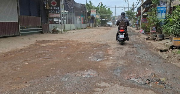 Xe ben làm rơi đất đá xuống đường