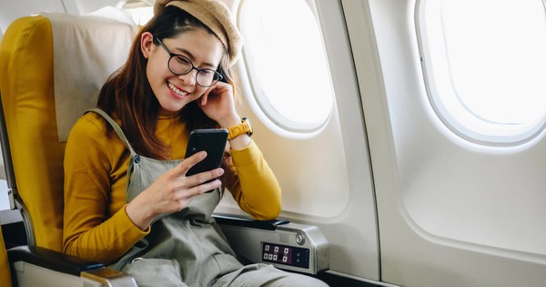 Cảnh báo thói quen tự nhặt điện thoại khi làm rơi trên máy bay