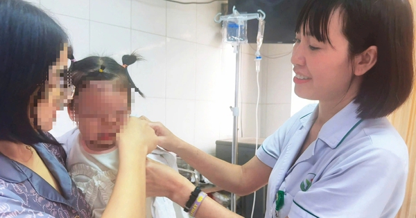 Bị chó nhà tấn công, bé gái 22 tháng tuổi tổn thương nặng vùng mặt