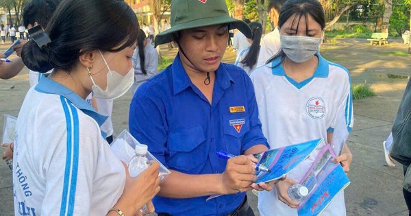 Thầy giáo làm điều này ở cổng trường thi hơn một thập kỷ