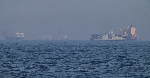 Mỹ bắt đầu giải tỏa tàu thuyền khỏi eo biển Hormuz