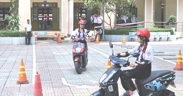 CSGT TP.HCM vào trường dạy học sinh tránh 'điểm mù' xe tải