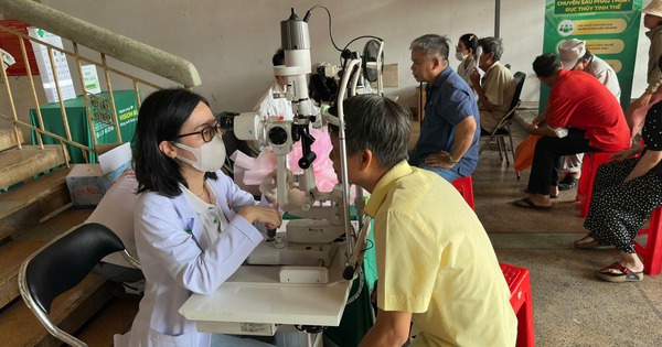 Đang bán hàng, tiểu thương ở chợ được gọi đi... khám mắt