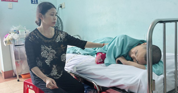 Mẹ nghèo bán đất, vay nợ vẫn không đủ tiền cứu con bị liệt sau tai nạn