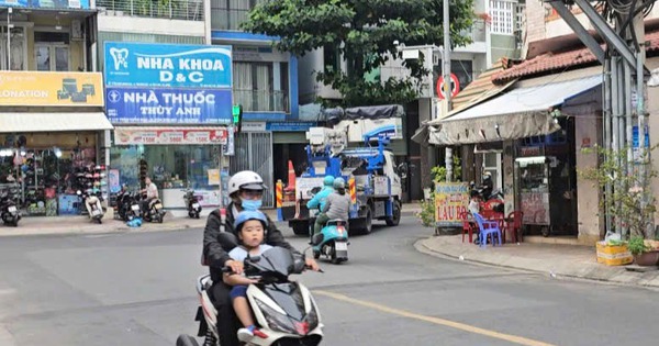 Biển báo bị che khuất, tài xế xe tải ở TP.HCM 'đi cũng dở, lùi cũng không xong'