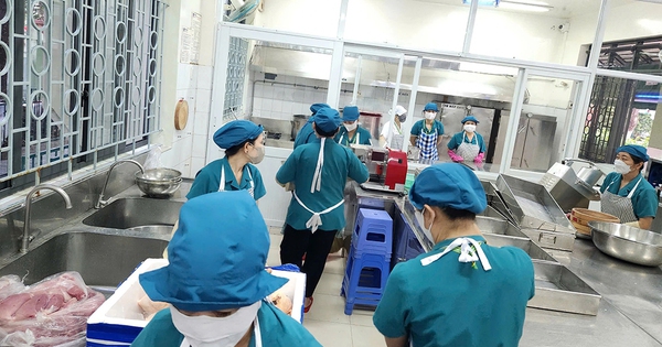 Ngưng suất ăn bán trú vì nghi ngộ độc: Mang cơm nhà hay siết trách nhiệm ?