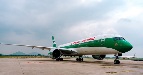 Máy bay phiên bản sinh nhật 80 tuổi của Cathay xuất hiện ở Nội Bài