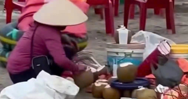 Xác minh thông tin người phụ nữ dồn nước dừa thừa bán cho du khách