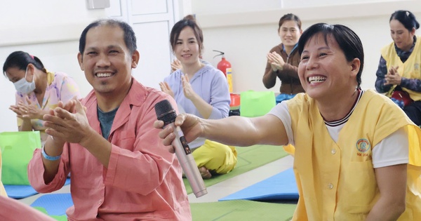 Lớp yoga cho bệnh nhân nặng ở Bệnh viện Chợ Rẫy: 'Ở bệnh viện mà thấy vui'