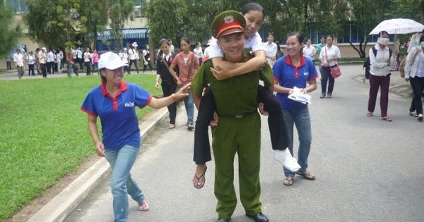 Từ những cổng trường mùa thi, biết bao người trẻ đã lớn lên bằng lòng tử tế