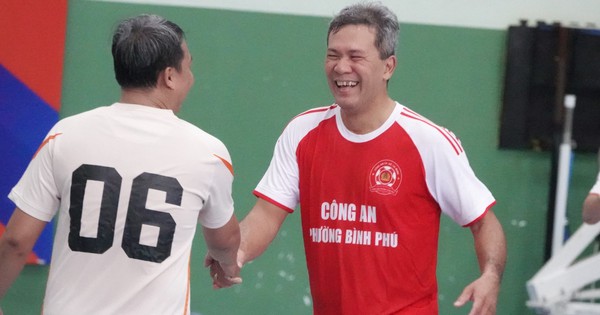 Trưởng công an, Chủ nhiệm Ủy ban Kiểm tra phường ra sân đá bóng Tháng Công nhân