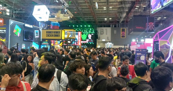 Hàng ngàn người trẻ rần rần đến đây để chơi game miễn phí