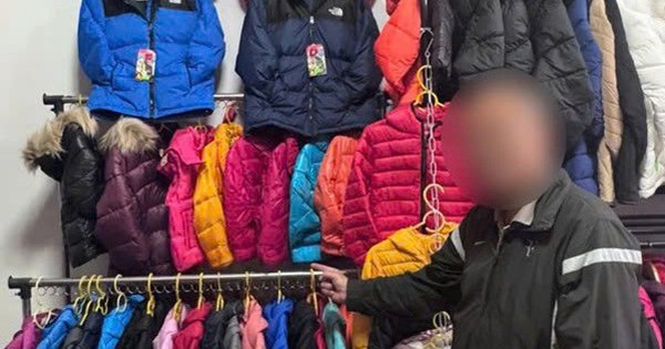 Dán nhãn hàng giả thời trang bán kiếm lời, vợ chồng chủ shop bị khởi tố