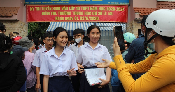 Khen đề văn lớp 10, thí sinh TP.HCM nói 'Sở GD-ĐT tặng quà 1.6 quá đã'
