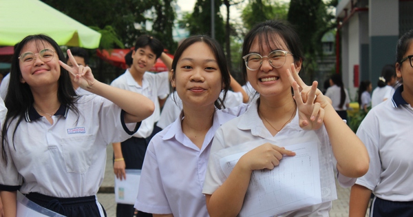 Ăn đậu đỏ, mang dầu gió vào phòng thi văn lớp 10 TP.HCM