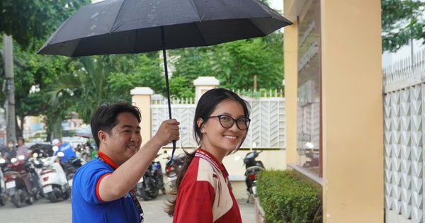 Cơn mưa xối xả ngày làm thủ tục thi, hình ảnh khiế
