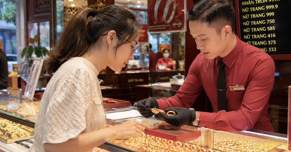 Giá vàng lao dốc, người thấp thỏm chờ hồi phục, người thở ph