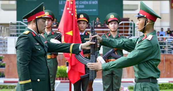 Chiến sĩ mới Trung đoàn Gia Định tuyên thệ dưới qu