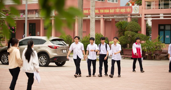 Thí sinh Quảng Trị 'đội nắng' đi làm thủ tục thi tốt nghiệp 