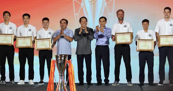 Bộ trưởng Lương Tam Quang chúc mừng thành tích xuấ