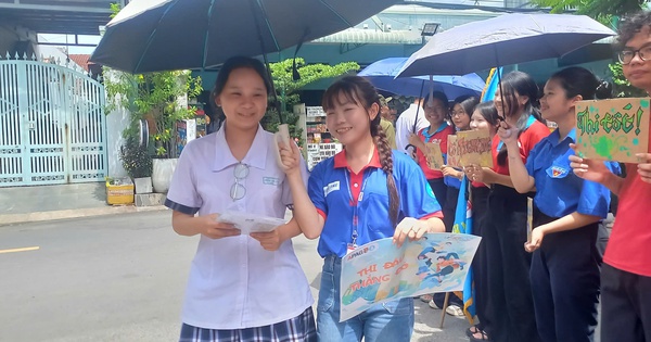 Nắng hơn 35 độ C, nhiều người vẫn bám trụ trước đi