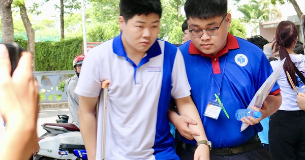 Nam sinh chống nạng bước vào phòng thi bằng sự tiếp sức của những người xa lạ