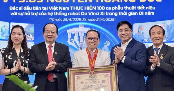 Vietnamese doctor sets national record with 100 robotic urological surgeries