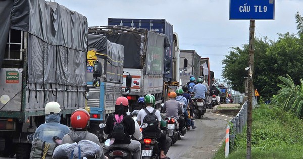 Vì sao cửa ngõ Mỹ Hạnh nối Tây Ninh với TP.HCM thường xuyên kẹt xe?