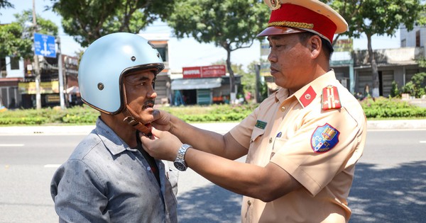 Tưởng bị phạt, người dân Đà Nẵng bất ngờ khi CSGT tặng mũ bảo hiểm