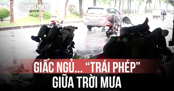 Cảnh tượng khó tin dưới gầm cầu ở TP.HCM: Người ngủ, người trú mưa sát làn xe chạy