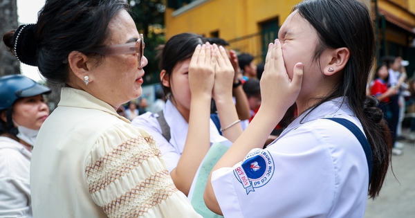 Nụ cười và nước mắt của sĩ tử TP.HCM sau môn toán tuyển sinh lớp 10