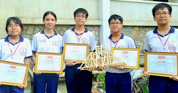Độc đáo cây cầu mini bằng gỗ chịu tải trọng hàng trăm kg
