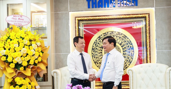 Health Ministry Leaders Visit Thanh Niên Newspaper to Offer Congratulations