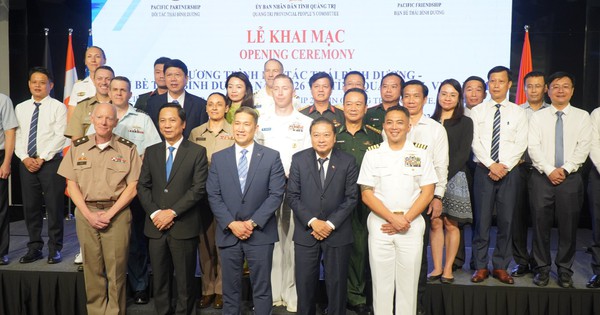 US acting Navy Secretary attends humanitarian cooperation program in Vietnam