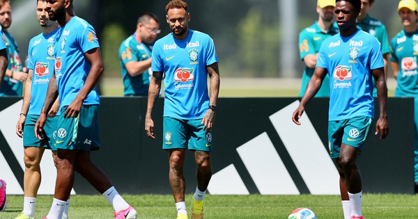 Neymar đã trở lại sân cỏ cùng đội tuyển Brazil