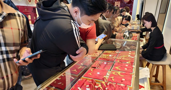 Vietnam proposes mandatory cashless payments for gold trades over $785