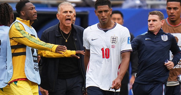 Ngôi sao đội tuyển Anh vi phạm luật mới của FIFA, lại lấy tay che miệng: Nguy cơ nhận án phạt nguội