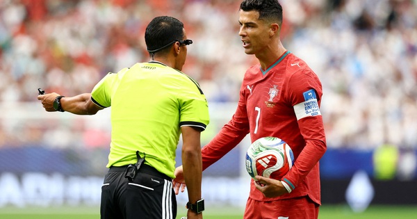 Ronaldo phớt lờ khi phóng viên nhắc đến Messi: 'Mời hỏi câu khác'