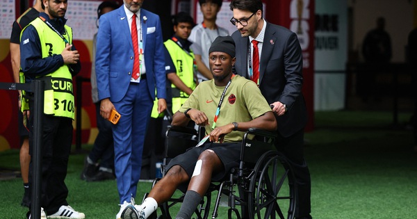 Tiền đạo Canada xuất hiện trên xe lăn sau chấn thương kinh hoàng, FIFA phạt nguội cực nặng sao Qatar