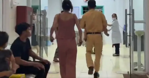 Traffic police escort child with convulsions to hospital in Quang Tri