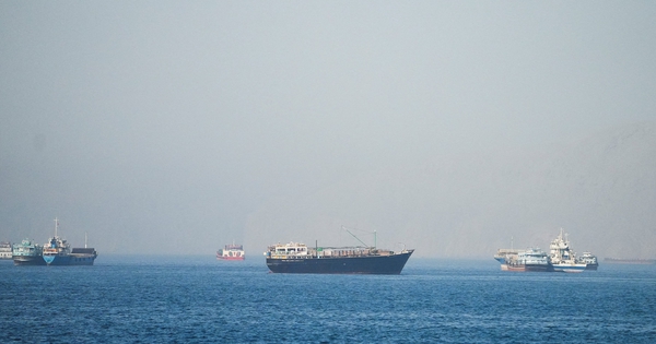 Iran - Mỹ căng thẳng về eo biển Hormuz: IRGC cảnh báo tàu "vượt trái phép", Mỹ bác bỏ phí quá cảnh