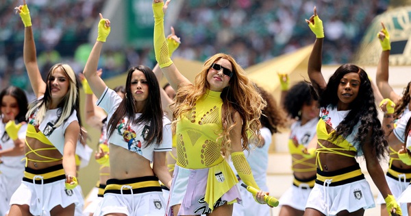 Shakira nhảy múa ăn mừng khi Colombia có vé đi tiếp, vì sao Ronaldo phải lo?