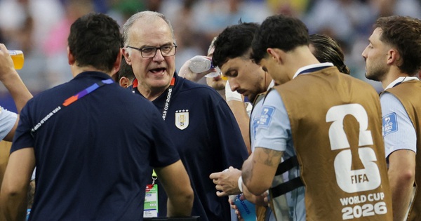 Cầu thủ Uruguay phản ứng dữ dội HLV Bielsa trước trận quyết đấu Tây Ban Nha