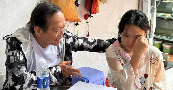 Quỹ từ thiện Trúc Thanh bảo trợ nữ sinh mồ côi khóc bên di ảnh cha