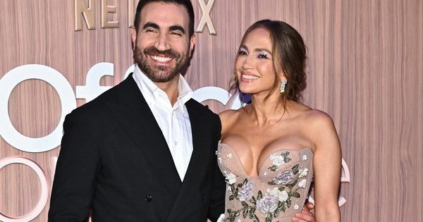 Jennifer Lopez nóng bỏng bên bạn diễn giữa tin đồn hẹn hò